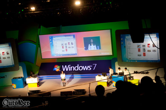 윈도우즈 7에 대해서 설명하고 있는 모습 