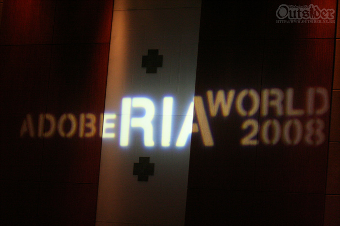 벽에 쏘고 있던 RIA World 문구
