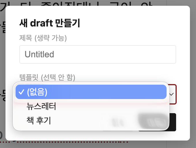 둥근 모서리의 은색 금속 재질 외장 하드 드라이브 중앙에 애플 로고가 새겨져 있습니다. 기기는 짙은 회색의 평평한 타원형 바닥을 디디고 서 있습니다.